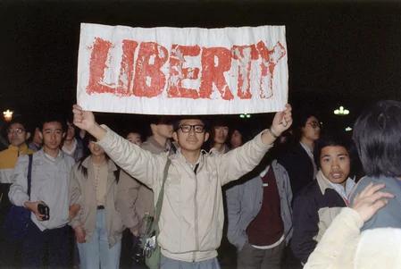 再现25年前六四事件真相