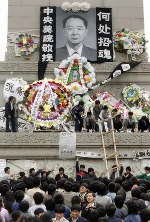 再现25年前六四事件真相