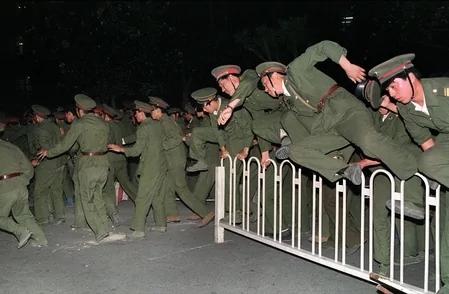 再现25年前六四事件真相