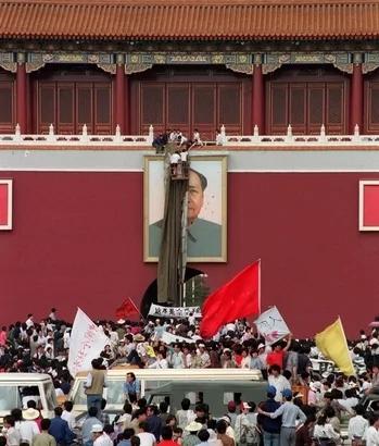 再现25年前六四事件真相