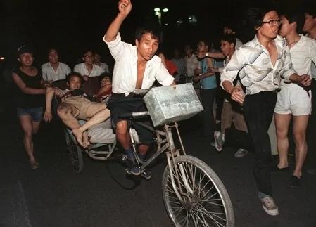 再现25年前六四事件真相