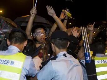 香港警察驅走在政府總部門前公民廣場留守示威的學生。