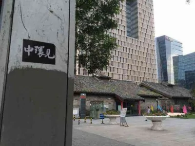 香港「占中」如火如荼，北京東四十條橋周邊一座大廈前的廣告燈箱上，2日下午驚見黑底白字的「中環見」貼紙，張貼時間不明，也沒有留下其他任何文字。（中央社）