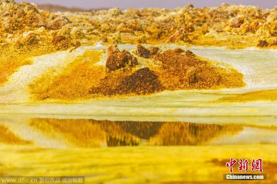 非洲天然硫磺温泉: 震撼黄金奇观似来自外星