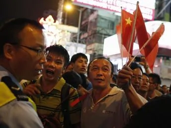 香港反佔中人士高舉中國國旗呼籲警方清場，2014年10月3日。