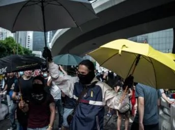 占中者们追求香港民主的象征-雨伞