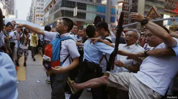 占中示威年轻人与反占中人士发生冲突