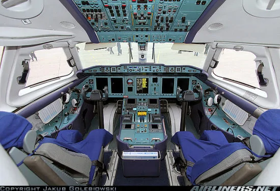 朝鲜高丽航空安-148飞机驾驶舱内景。