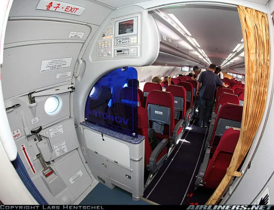 在注册号为P-671的朝鲜高丽航空安-148飞机上拍摄到的客舱内部情况。