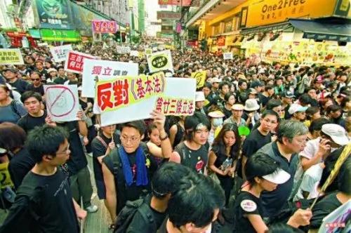 2003年什么样的阴谋引起香港50万人大游行