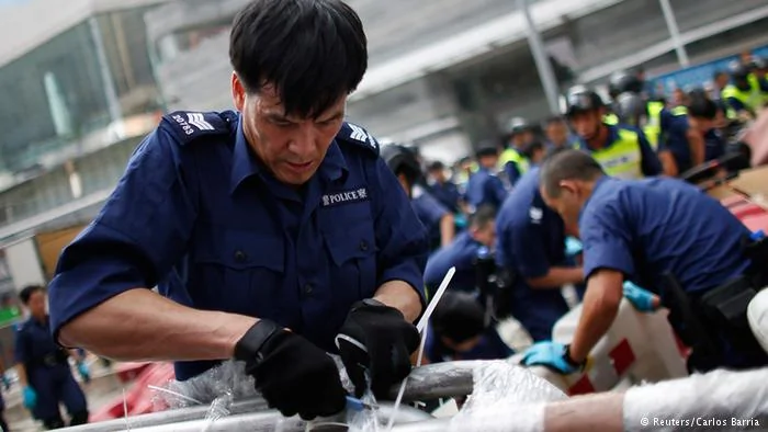 Hongkong Aufräumarbeiten Polizei Barrikaden Abbau14.10.