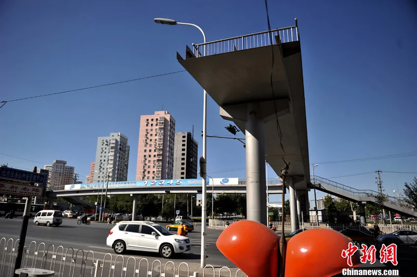 北京一過街天橋修6年仍「斷頭」【4】