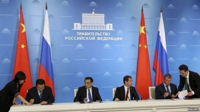 俄羅斯總理梅德韋傑夫和中共總理李克強在莫斯科出席俄羅斯國家石油公司與中國石油天然氣集團公司深化戰略合作協議的簽字儀式。（2014年10月13日）