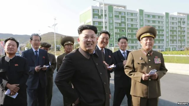 朝鮮領導人金正恩視察一個為科學家修建的住宅區。但是朝中社於2014年10月14日公佈的照片中沒有提供金正恩視察的日期。