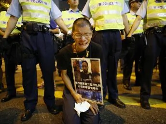 一香港占中派手持遭警察毆打致傷人士的照片