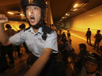 2014年10月14日香港防暴警察在通往中环的地下通道里驱赶占中示威者。