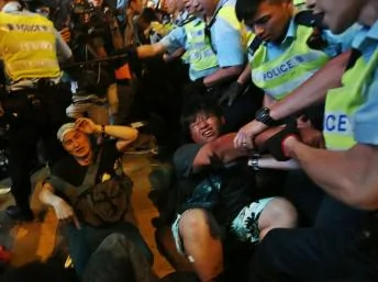2014年10月17日晚間，香港警方在九龍旺角與一些示威者發生衝突。警方向要求民主普選的示威者使用了胡椒噴霧和警棍。