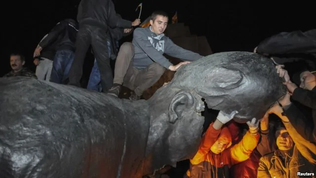 乌克兰东部城镇示威者拆除苏联缔造者列宁的巨像（2014年9月28日）