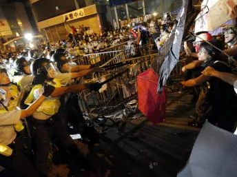 香港旺角10月19日晨警方与示威者冲突