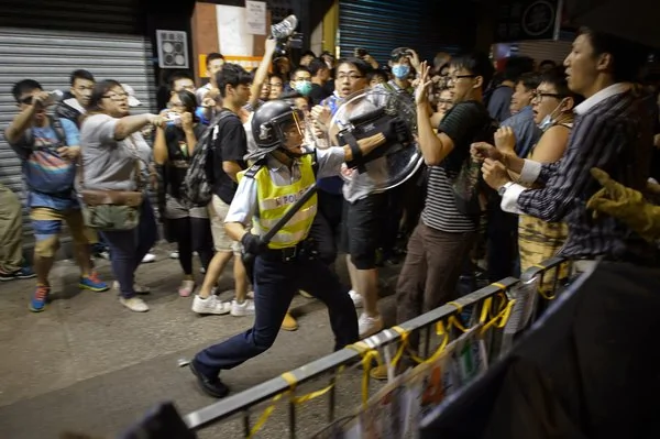 周日，香港的一名警察與親民主示威者發生衝突。
