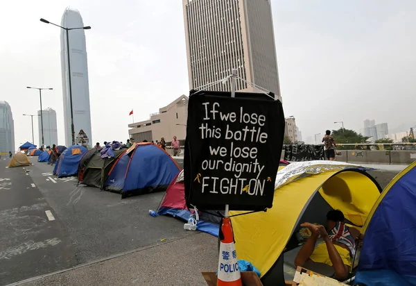 周三，香港金鐘，港府總部外的一條主幹道上，「占中」示威者睡在帳篷內。