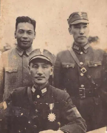 蒋介石与蒋纬国(右一)蒋经国(左一)（资料图）