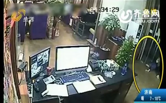 最近，棗莊的一家網吧被盜，幸好現在都安裝着監控，這一看不要緊，監控畫面里的情形着實讓人嚇了一跳。