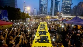 示威者在香港被占領金鐘區亮出「我要真普選」黃色橫幅