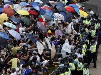 香港市民用雨伞抵挡辣椒喷雾