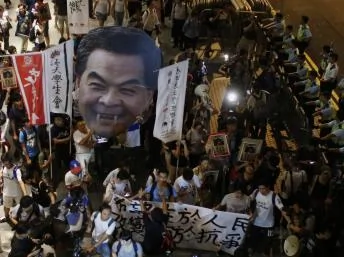 香港罢课学生9月25日晚间游行至特首官邸促梁振英出面对话