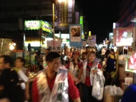 競選台北市議員的候選人掃街拜票。（美國之音許波拍攝）