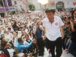 無黨籍台北市長候選人柯文哲出席競選活動。（美國之音許波拍攝）