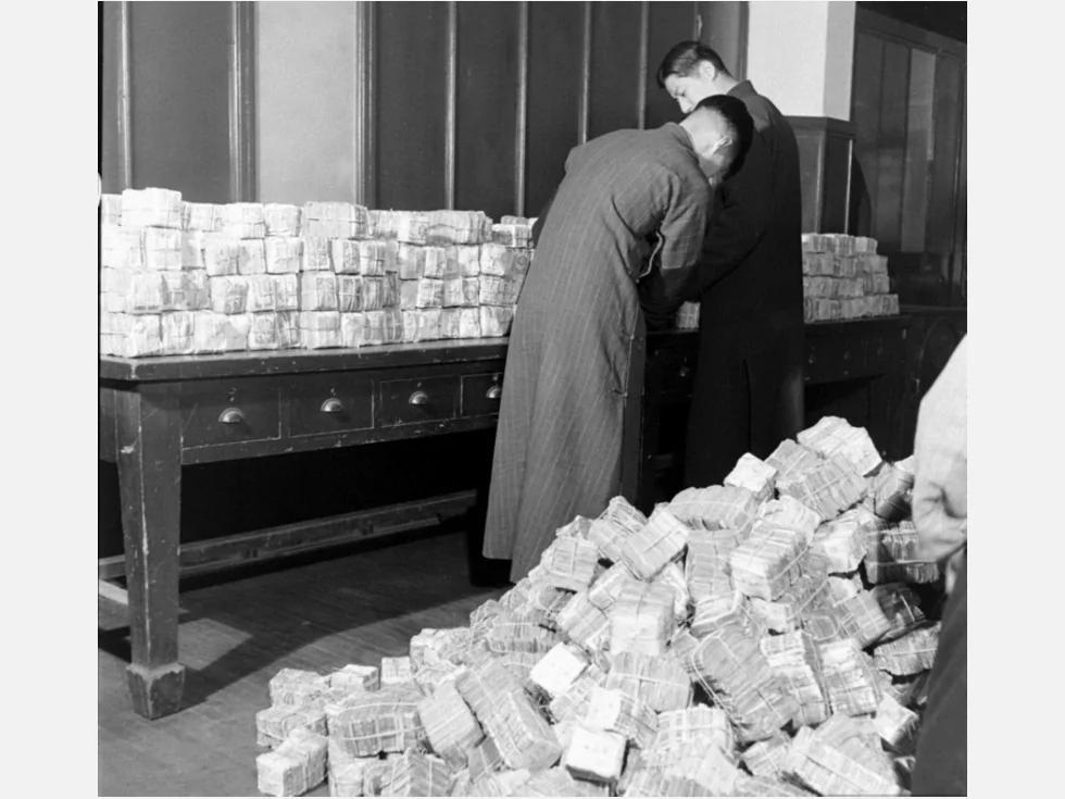 壮观奇景:1948年上海是这样发薪的