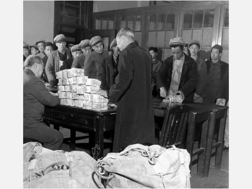 壮观奇景:1948年上海是这样发薪的