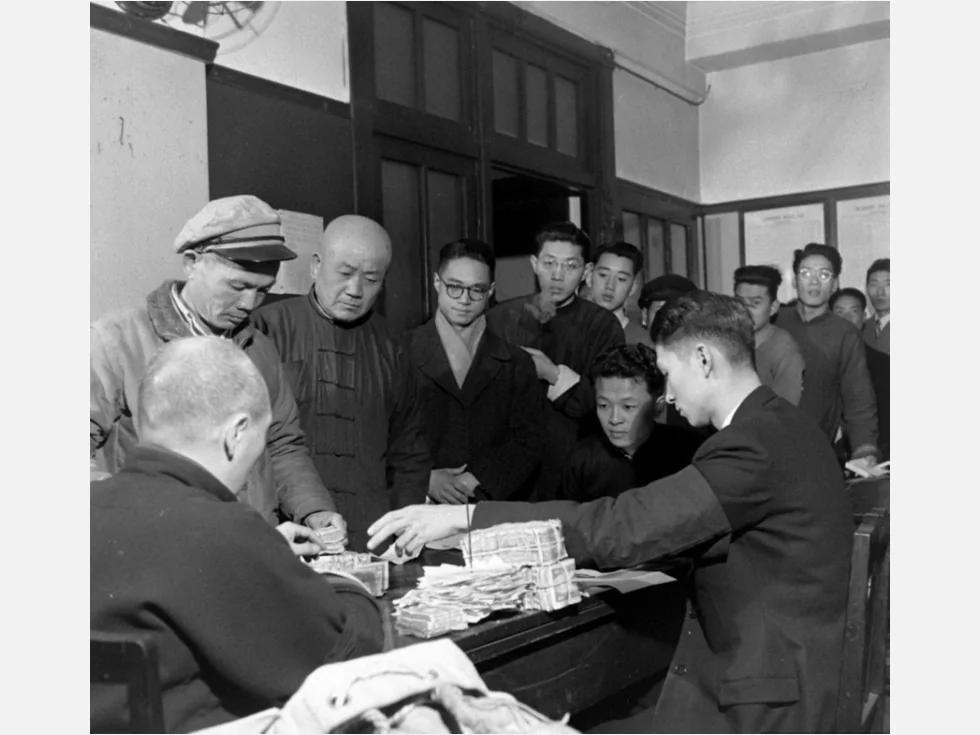 壮观奇景:1948年上海是这样发薪的