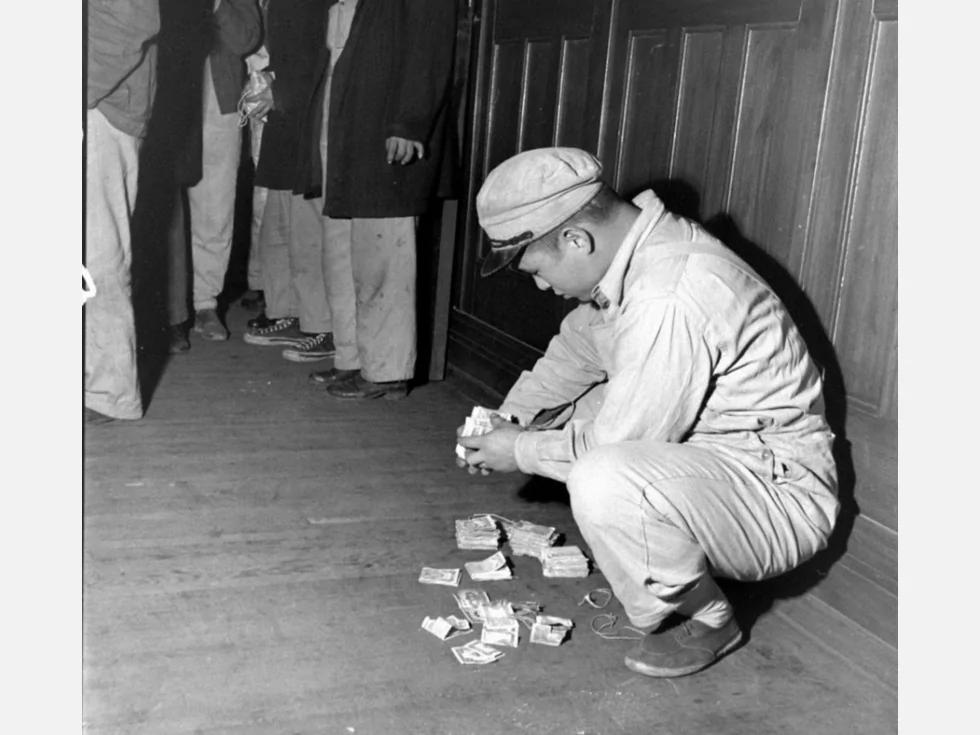 壮观奇景:1948年上海是这样发薪的