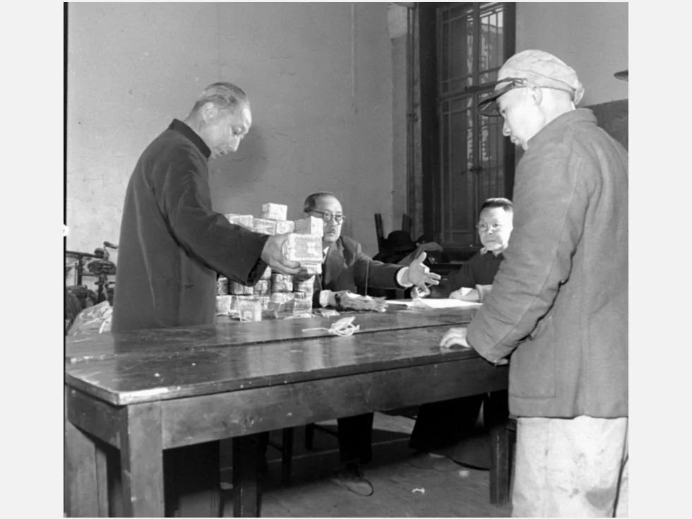 壮观奇景:1948年上海是这样发薪的