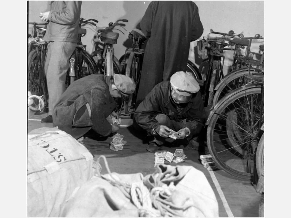 壮观奇景:1948年上海是这样发薪的
