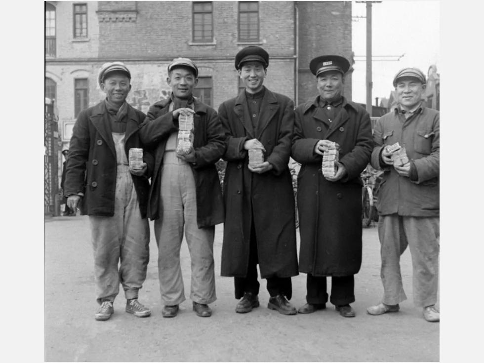 壮观奇景:1948年上海是这样发薪的