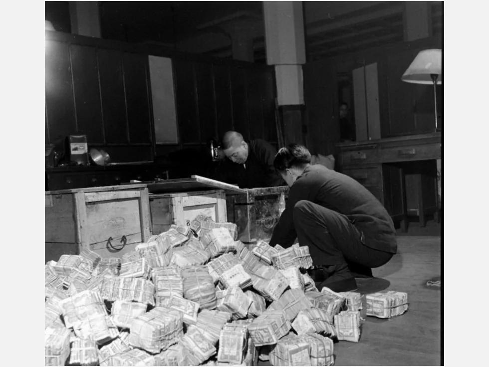 壮观奇景:1948年上海是这样发薪的