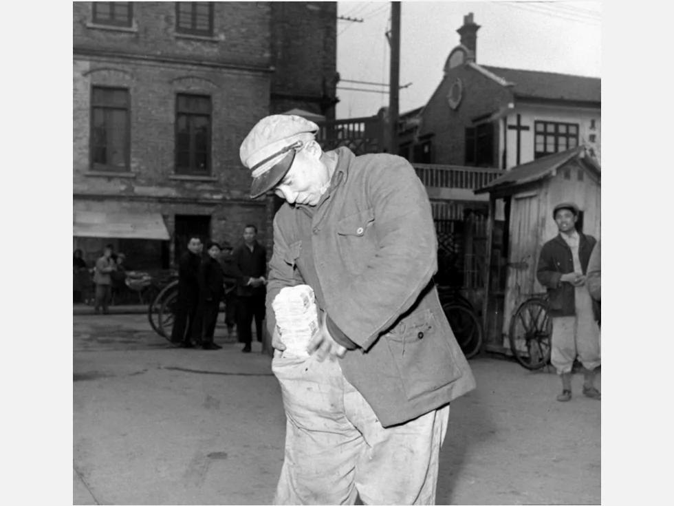 壮观奇景:1948年上海是这样发薪的