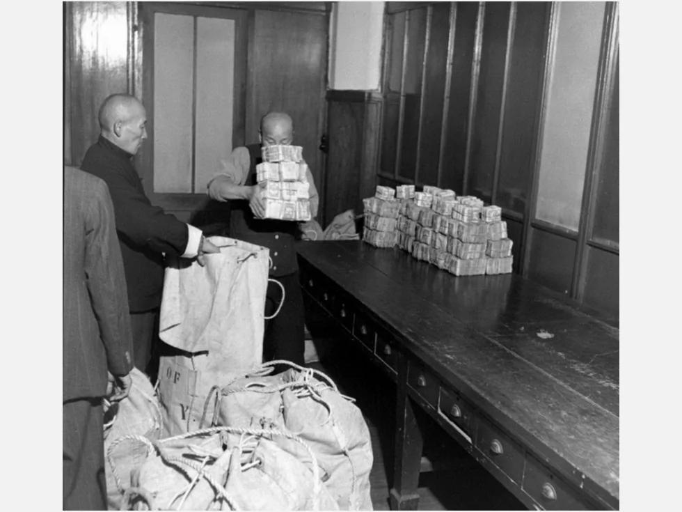 壮观奇景:1948年上海是这样发薪的