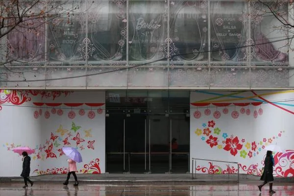 上海大批实体店受网店挤压关门：成本持续上涨