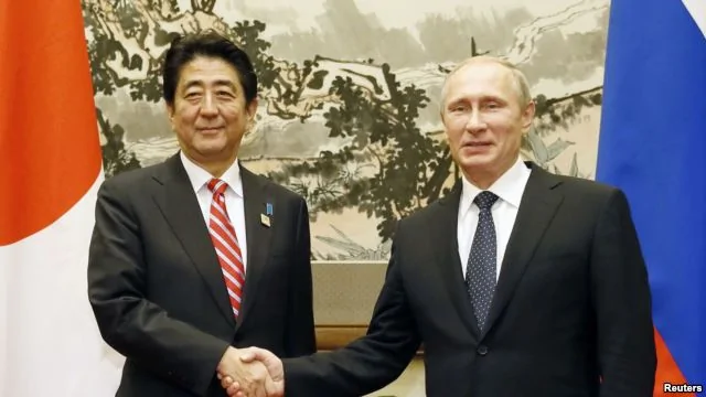 俄罗斯总统普京（右）和日本首相安倍晋三11月9日在北京会晤前的合影。