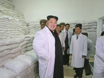 朝鮮官方通訊社17日發布的金正恩視察一處倉庫的照片