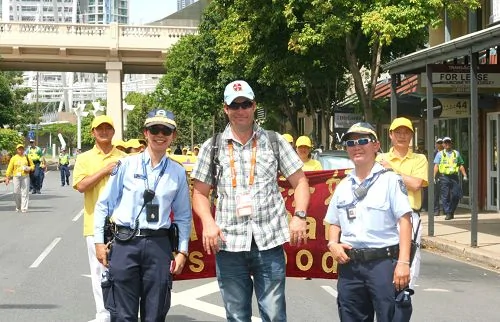 圖2：遊行途中，澳洲警察們愉快地和法輪功隊伍合影。