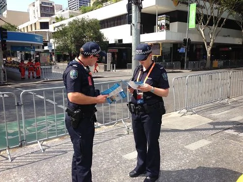 图3：布里斯本二十国集团峰会（G20）峰会期间，澳洲警察在阅读法轮功真相资料。