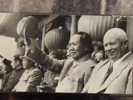1954年赫魯曉夫和毛澤東、金日成、周恩來在天安門上(美國之音白樺翻攝自莫斯科的赫魯曉夫展覽）