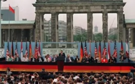 1987年美國總統里根在西柏林發表演說，要求戈爾巴喬夫推倒柏林圍牆
