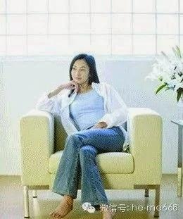 翘二郎腿的十条危害 看完妳还敢翘吗?